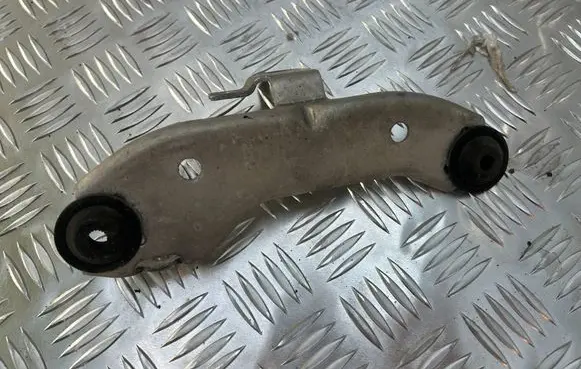 BMW 7 G11 G12 Radiator mount bracket 7357220