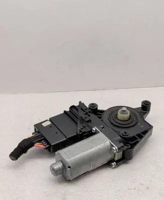 Volkswagen PASSAT B5.5 Rear door window regulator motor 0130821697 9776105406301 F005S00059