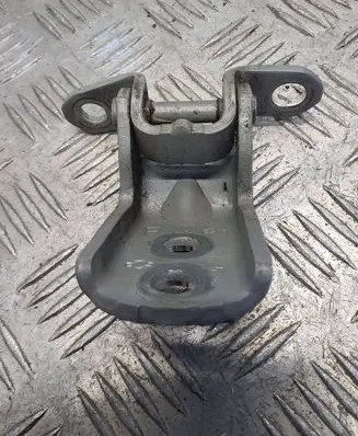 Nissan Qashqai Front door lower hinge 