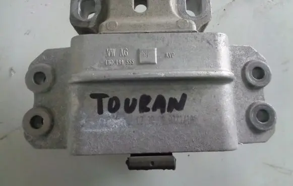 Volkswagen Touran I Engine mount bracket 1K0199555N
