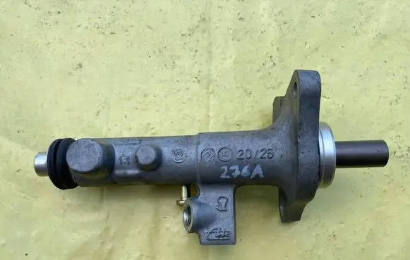 Mercedes-Benz C W203 Master brake cylinder A0054309701