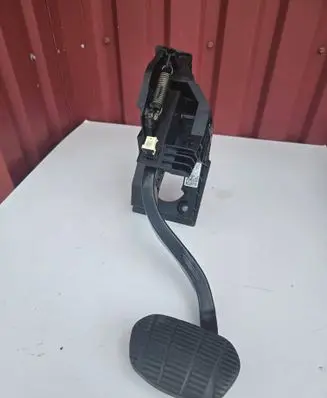 BMW X2 F39 Brake pedal 6856596