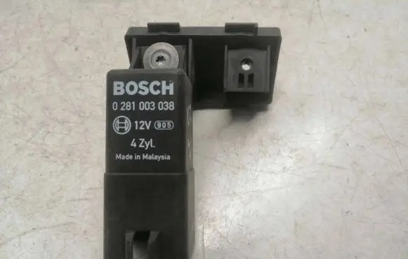 Volkswagen Golf Plus Glow plug pre-heat relay 038907281D