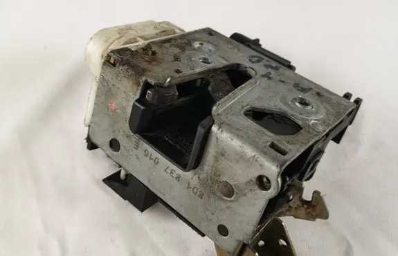 Audi A4 S4 B5 8D Front door lock 8D1837016E