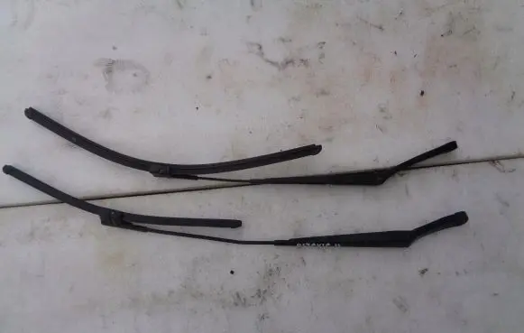 Skoda Octavia Mk2 (1Z) Front wiper blade arm