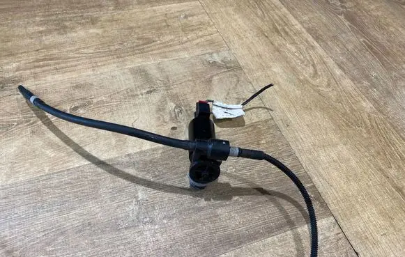 Jaguar E-Pace Windscreen/windshield washer pump 1056624001 353408 171018B