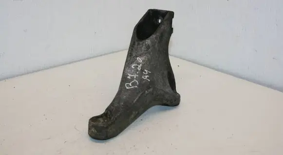 Audi A4 S4 B7 8E 8H Engine mounting bracket 8E0199307S