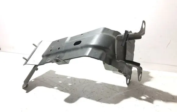 Audi Q7 4M Fender mounting bracket 4M0821138B