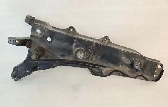 Volvo XC90 Fender mounting bracket 31391778