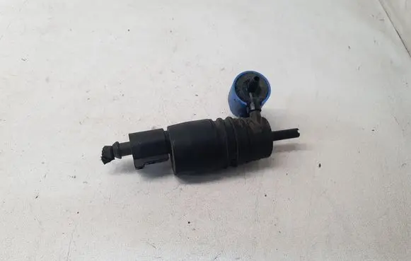 Volkswagen PASSAT B6 Windscreen/windshield washer pump 1J0973722