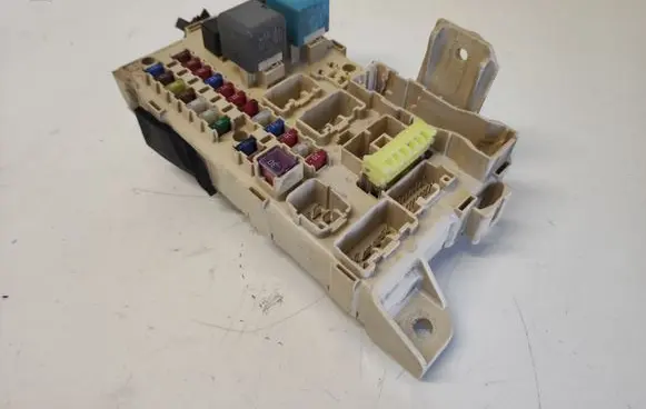 Toyota Avensis Verso Fuse module 8922144030