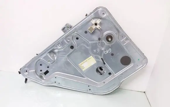Rear door manual window regulator