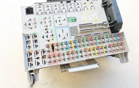 Volkswagen Touran I Fuse box set 90589965