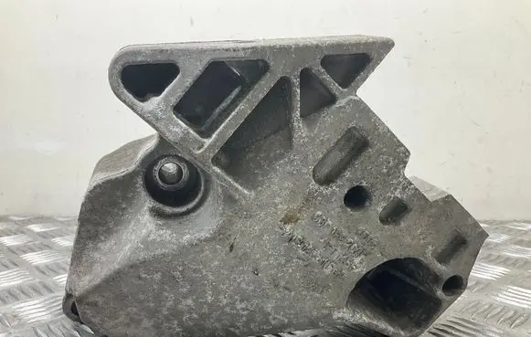 Engine mounting bracket