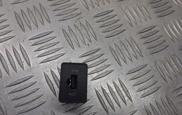 Fiat Punto (188) USB socket connector 735429751