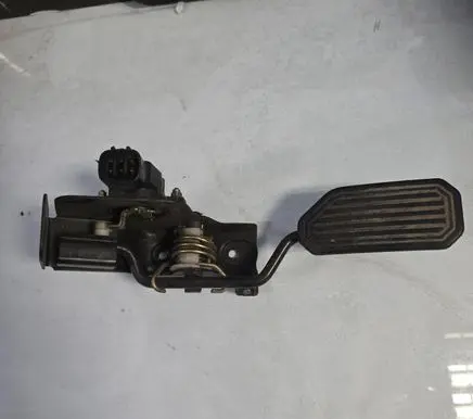 Toyota Avensis T250 Accelerator throttle pedal