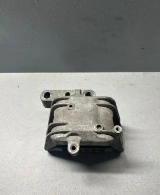 Volkswagen PASSAT B6 Engine mount bracket 1K0199262F