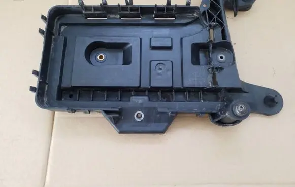Volkswagen PASSAT B6 Battery tray 1K0915333C