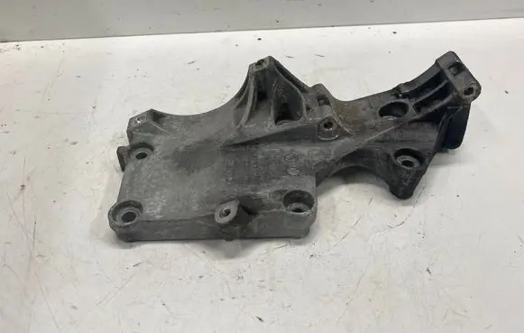 Volkswagen PASSAT B6 Generator/alternator bracket 03G903143