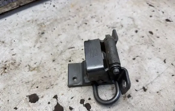 Audi A4 S4 B5 8D Rear door lower hinge 4A0833412A