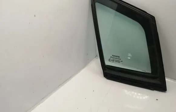 Toyota Avensis T270 Front door vent window glass four-door 6812505010 43R001605