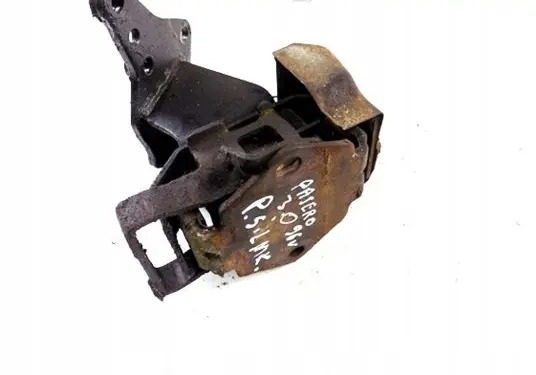 Mitsubishi Pajero Engine mount bracket