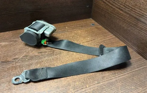 Mercedes-Benz Vito Viano W639 Front seatbelt 6398603385 6080208