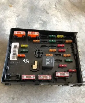 Volkswagen PASSAT B6 Fuse module 3C0937125 63592777