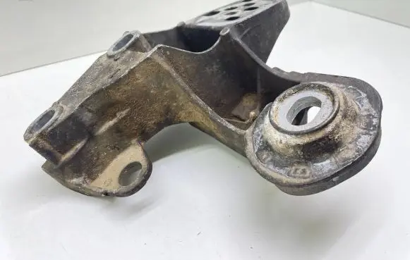 Audi A6 S6 C5 4B Engine mounting bracket 8E0199351F