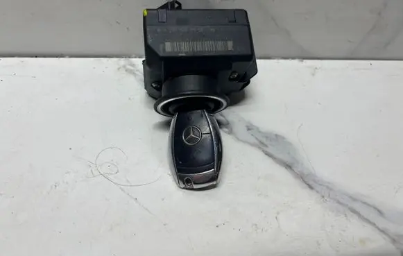 Mercedes-Benz C W204 Ignition lock A2075450108 33003213 33003215