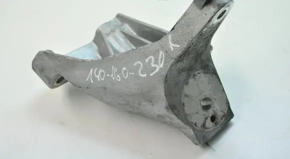 Audi Q7 4L Engine mounting bracket 7L8199307B
