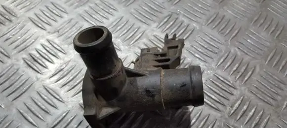 Volkswagen Golf III Engine coolant pipe/hose 037121133f