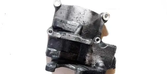 KIA Carens II Engine mounting bracket