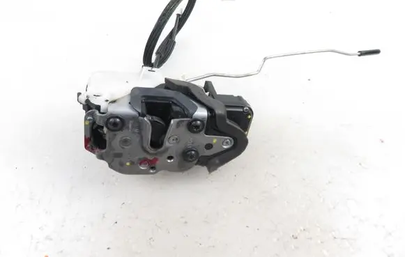 Opel Insignia A Front door lock 13579523