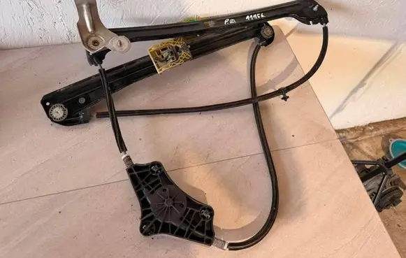 Volkswagen Golf VII Front window lifting mechanism without motor 5G3837462E