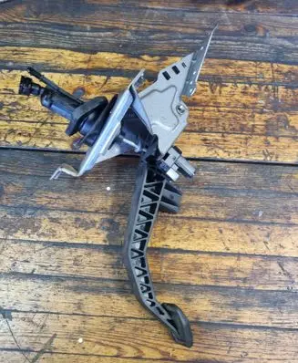 Ford Focus Clutch pedal BV617B633TC