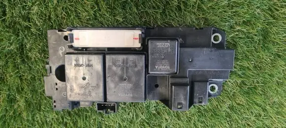 Toyota Auris E180 Relay mounting block 63583507