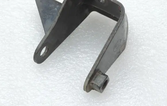 Toyota RAV 4 (XA20) Engine mounting bracket