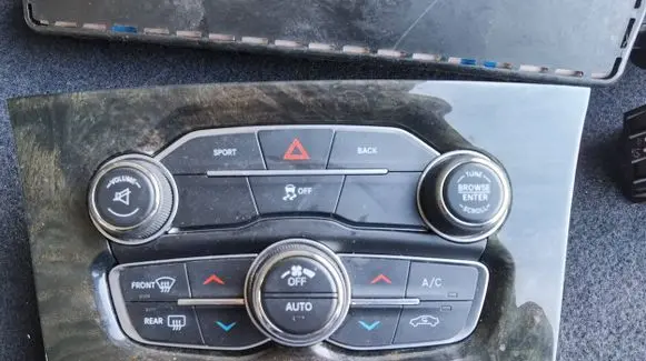 Chrysler 300C Radio/GPS head unit trim 92190511 P56054903AD