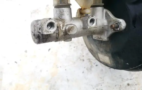 KIA Carens I Master brake cylinder