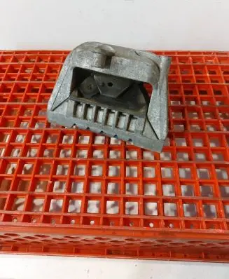 Volkswagen PASSAT B6 Engine mount bracket 1K0199262