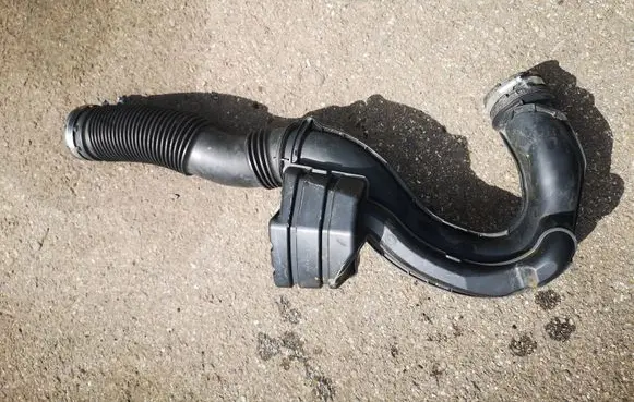Opel Vivaro Air intake hose/pipe 165755972R 27917 93451664