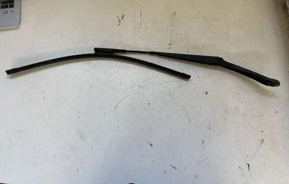 Infiniti Q30 Windshield/front glass wiper blade 