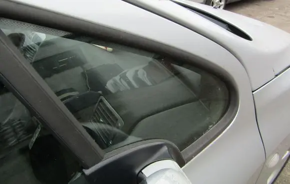 Peugeot 307 CC Front triangle window/glass 