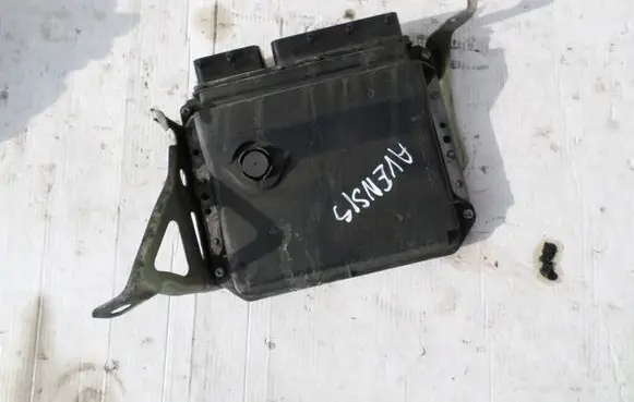 Toyota Avensis T270 Engine control unit/module 8966105F20