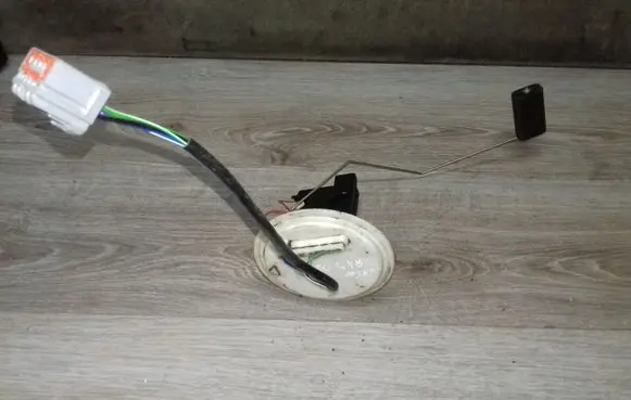 Volvo S80 Fuel level sensor 08319