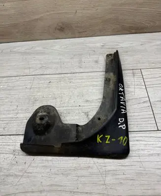 Skoda Octavia Mk2 (1Z) Front mudguard 1Z0821820