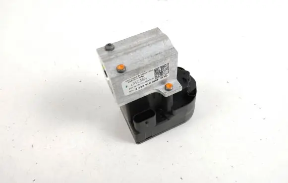 Porsche Taycan 9J1 Air conditioning (A/C) expansion valve 4M0816682E