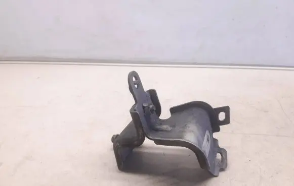 Nissan Navara D40 Engine mounting bracket