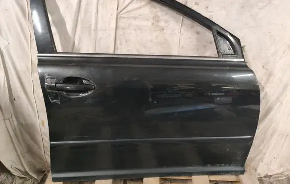 Toyota Avensis T250 Front door 209